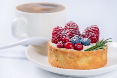 Hala taze ahududu, yaban mersini ve kızılcık pastayla, 