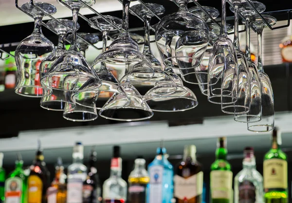 Copas de vino colgando sobre el bar — Foto de Stock