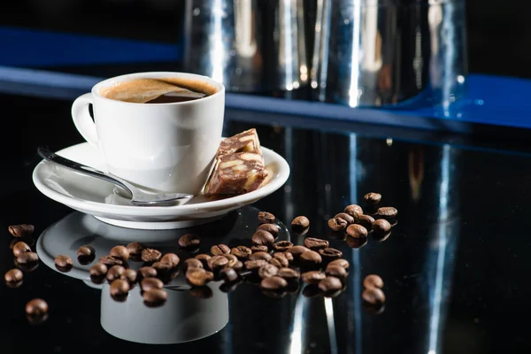 Kahve, espresso kahve çekirdekleri ile bir bar — Stok fotoğraf