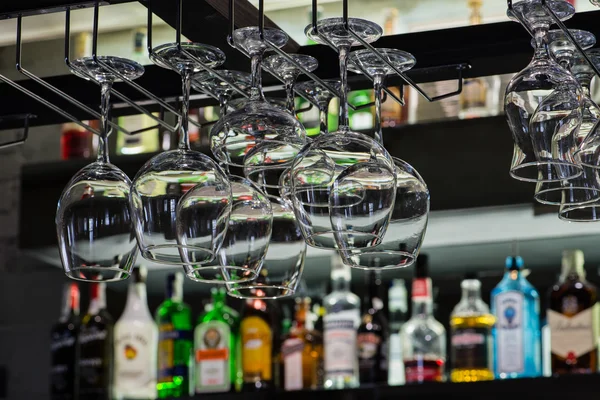 Wijnglazen opknoping boven de bar — Stockfoto