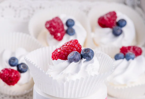 Sabroso primer plano pastel con bayas frescas arándanos y frambuesa — Foto de Stock