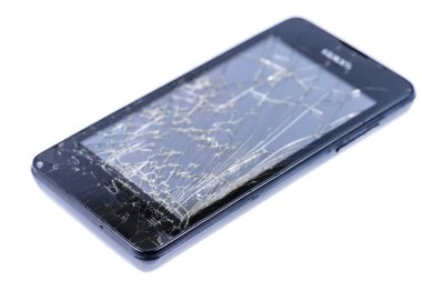 smartphone üzerinde beyaz izole bir kırık ekran ile portre