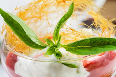 tatlı taze çilek ve bardağı nane ile dondurma