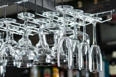 Yakın Tarih bar üstünde nightc asılı şarap bardakları ile