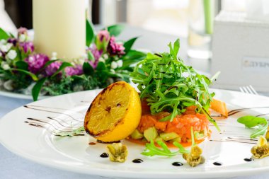 Restoran, taze salata, Balık zekâ dekore edilmiştir.