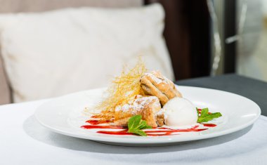 Dondurma ve nane ile lezzetli meyveli turta tabağına bırakır