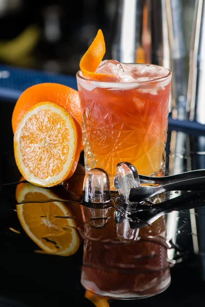 オレンジと氷と新鮮なカクテル。アルコール、ノンアルコールの dri — ストック写真