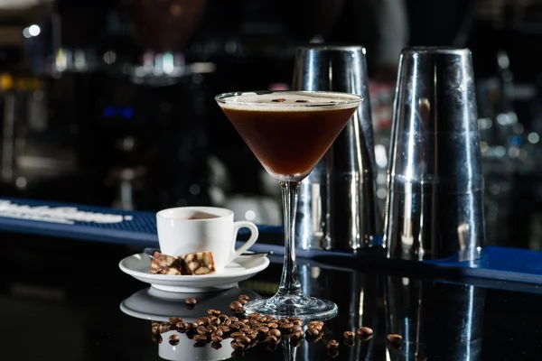 Koktail kopi segar dengan biji kopi dan espresso di bar — Stok Foto