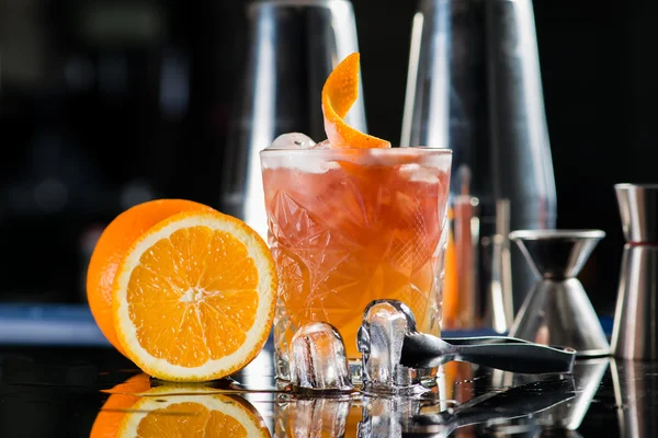 Świeży koktajl pomarańczowy i lód. Napoje alkoholowe, bezalkoholowe dri — Zdjęcie stockowe