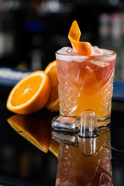 Verse cocktail met sinaasappel en ijs. Alcoholische, non-alcoholische dri — Stockfoto