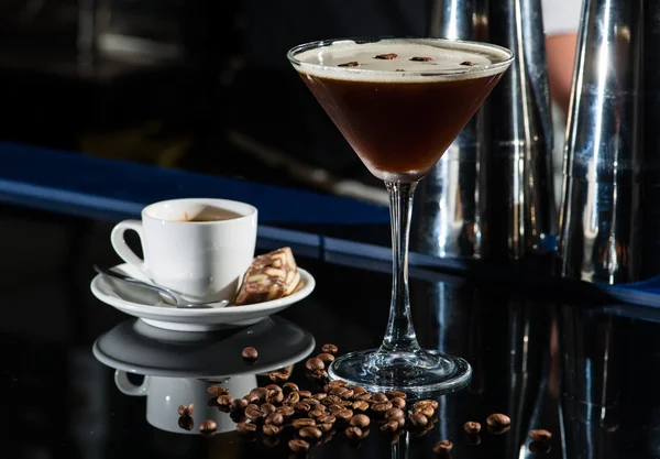 Färskt kaffe cocktail med kaffebönor och espresso i baren — Stockfoto