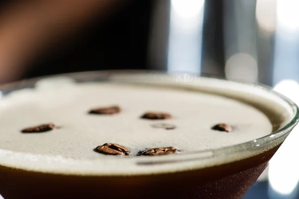 Close up de coquetel de café fresco com grãos de café — Fotografia de Stock