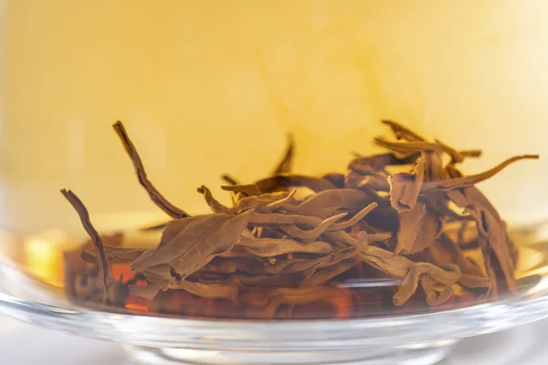 茶黑龙珠茶叶的茶壶，浅景深 — 图库照片