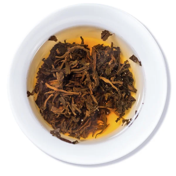 黑龙珠茶茶叶在茶壶上白色孤立 — 图库照片