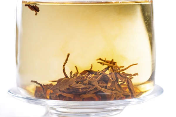Τσάι μαύρο μαργαριτάρι δράκος, φύλλα τσαγιού σε μια τσαγιέρα, απομονώνονται σε λευκό — Φωτογραφία Αρχείου
