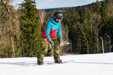snowboard dağın içinde bir orman gezintisi