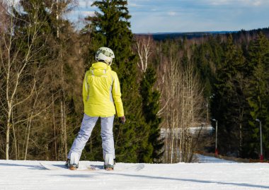 snowboard dağın içinde bir orman gezintisi