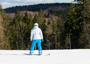 snowboard dağın içinde bir orman gezintisi