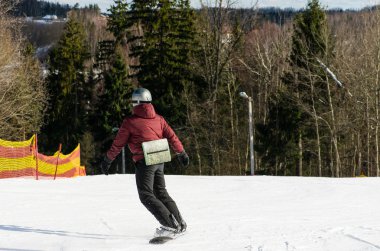 snowboard dağın içinde bir orman gezintisi