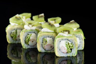 Yengeç eti, kivi ve avokado siyah backgrou üzerinden suşi Roll