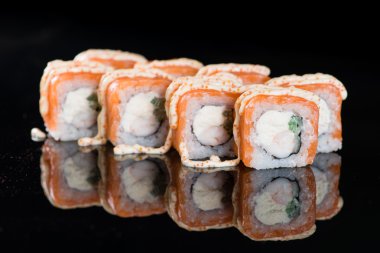 Suşi Roll somon ve karides siyah zemin üzerinde