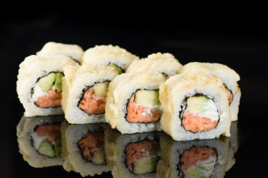 Suşi Roll somon ve avocadoover ile siyah arka plan ile yeniden