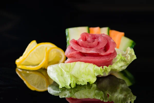 Tonhal sashimi közelről egy fekete háttér — Stock Fotó