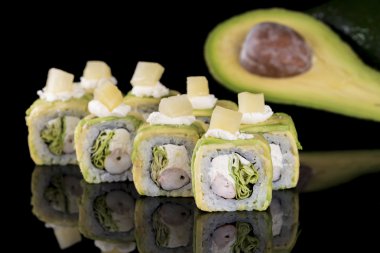 Suşi Roll yengeç eti ve avokado ile siyah arka plan zekâ üzerinde