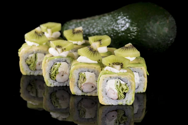 Tarisznyarák hús, kiwi és avokádó-mint fekete háttérb sushi tekercs — Stock Fotó