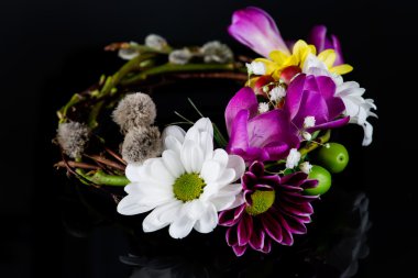 Willow ile bahar kompozisyon üzerinde çelenk ve taze çiçekler çırpı