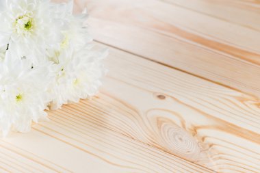 ahşap arka plan üzerinde beyaz krizantem