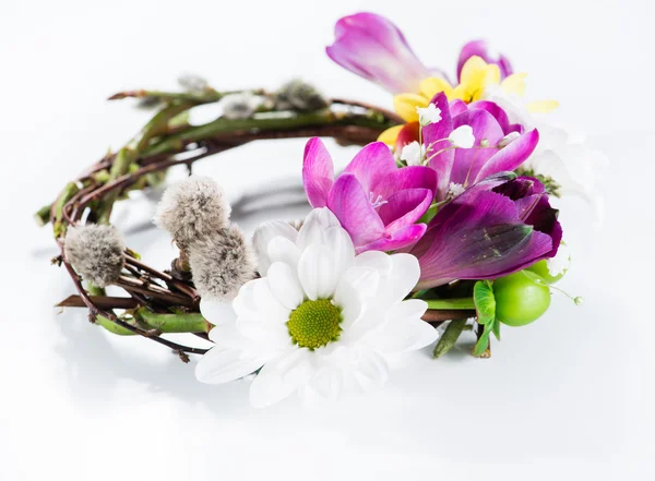 Composição de primavera com grinalda de galhos de salgueiro e flores frescas em — Fotografia de Stock