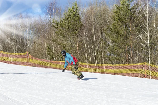 Snowboarder monta a montanha em uma floresta — Fotografia de Stock