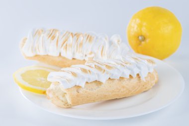 lezzetli pasta plaka ve limon