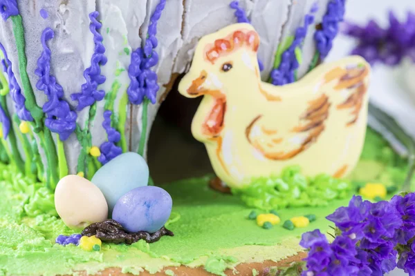 Galinha e ovos coloridos perto de casa de gengibre — Fotografia de Stock