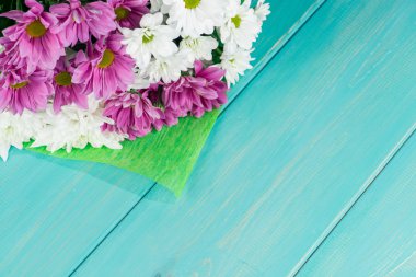 mocup, buket çiçek boyalı ahşap arka plan (focu üzerinde