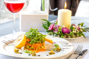 Balık, taze sebze ve bir limon tarihinde bir dinlenmek yemeği ile çanak