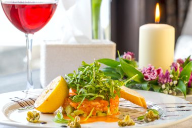 Balık, taze sebze ve bir limon tarihinde bir dinlenmek yemeği ile çanak