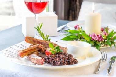 koyun eti kaburga ile bir yemek yemek, kahverengi pirinç üzerine Restoran ta