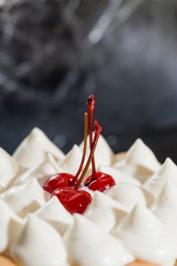 kremalı tart kiraz likörü vişne