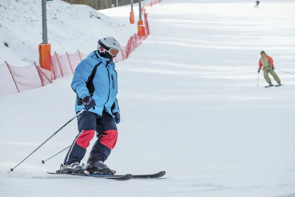 Skirennfahrer am Berg — Stockfoto