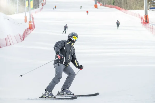 Esquiador masculino na montanha — Fotografia de Stock