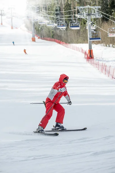 Skirennfahrer am Berg — Stockfoto