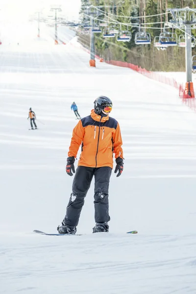 Mann beim Snowboarden in einem Skigebiet an einem sonnigen Tag — Stockfoto