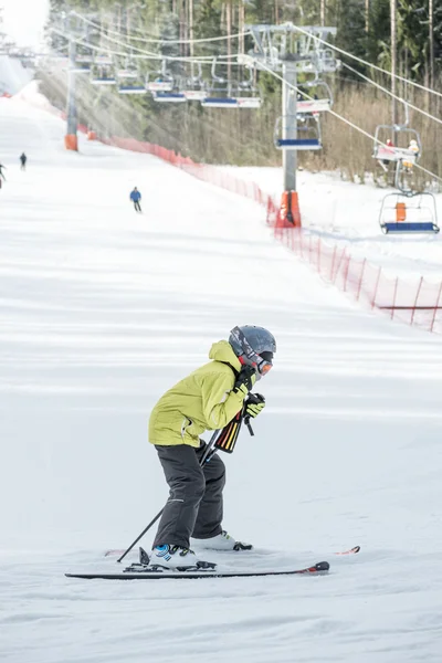 Esquiador desce da montanha — Fotografia de Stock