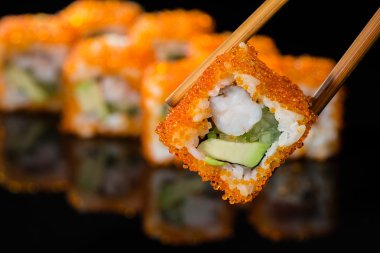 suşi havyar bir sopa ile yakın çekim