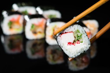 Lezzetli Japon suşi bir sopa