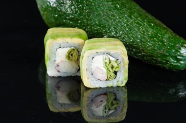 avokado, geleneksel Japon kümesi ile taze sushi