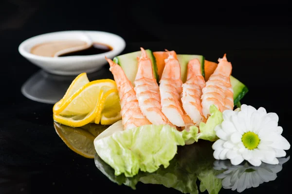 虾、 生鱼片寿司在深色背景上 — 图库照片