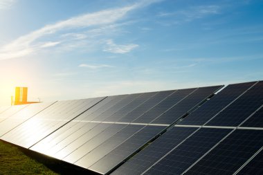 Yenilenebilir güneş enerjisi kullanan enerji santrali